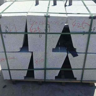 沈阳 芝麻白异形坐凳，石凳