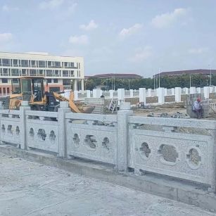 沈阳 白麻花岗岩荔枝面河道栏杆