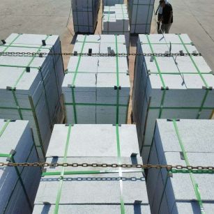 沈阳 芝麻白花岗岩5公分地铺石 花岗岩厂家工厂装车日常