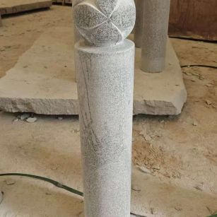 沈阳 芝麻白花岗岩石材挡车石柱、停车柱、圆柱挡车柱、方柱挡车柱等