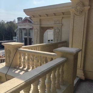 沈阳 黄金麻别墅外墙干挂雕花配合阳台栏杆花瓶柱