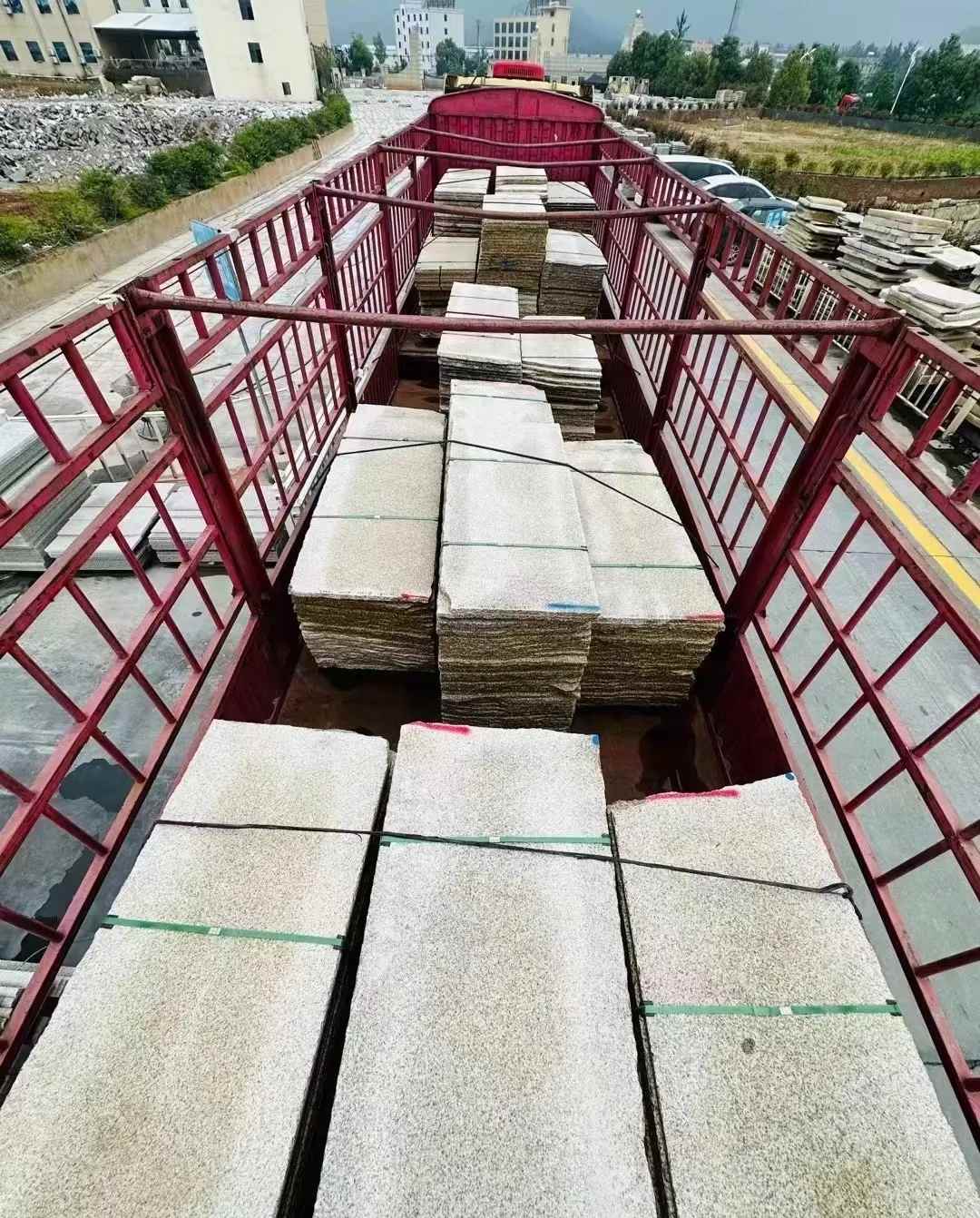 沈阳 黄金麻花岗岩荔枝面，光面毛板装车完成