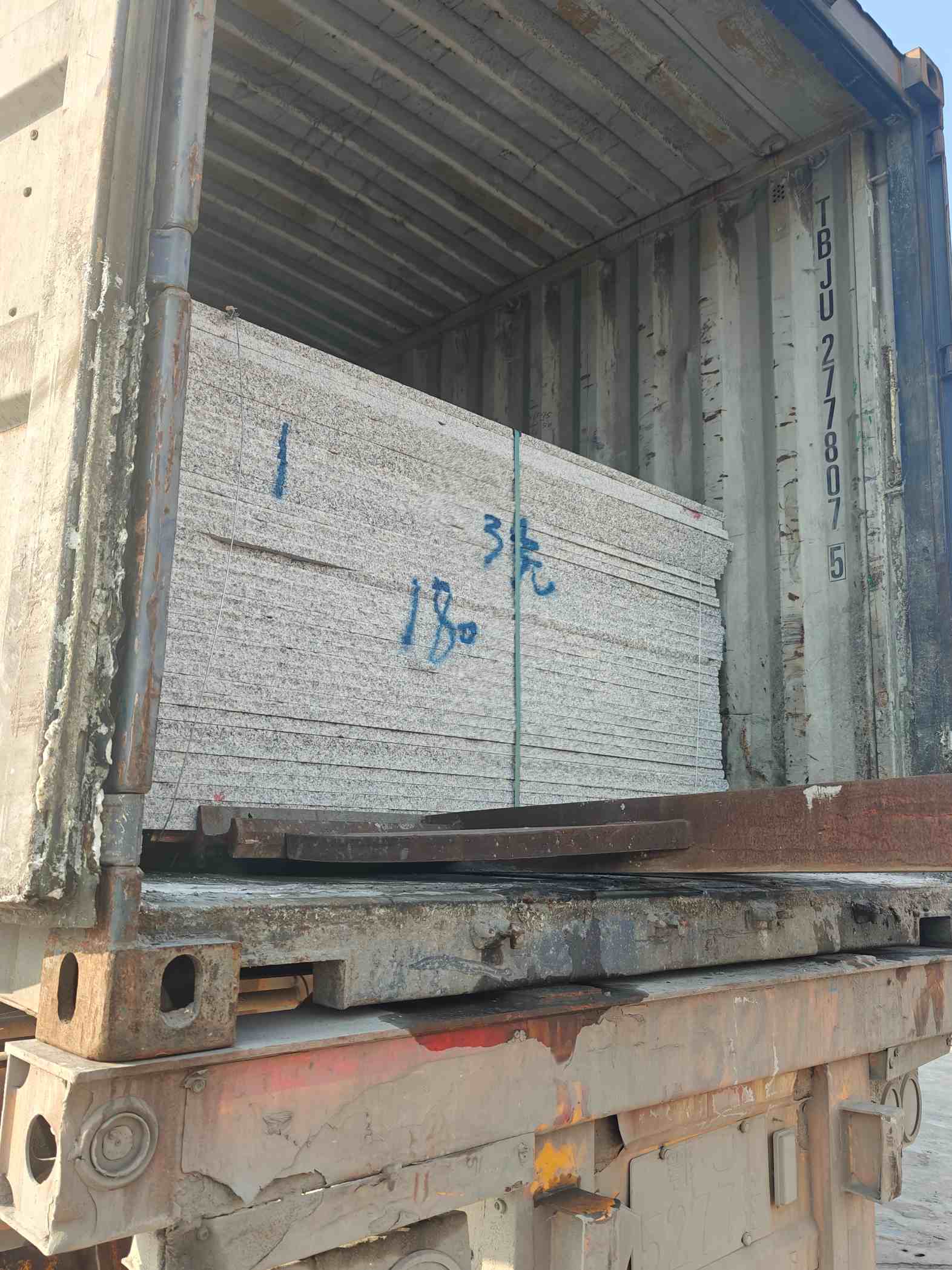 沈阳 芝麻白花岗岩石材3.0公分光面毛板装柜出货