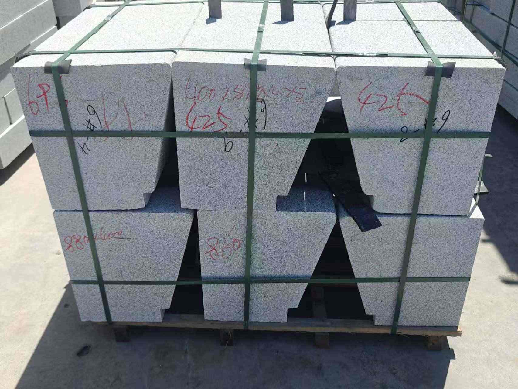 沈阳 芝麻白异形坐凳，石凳