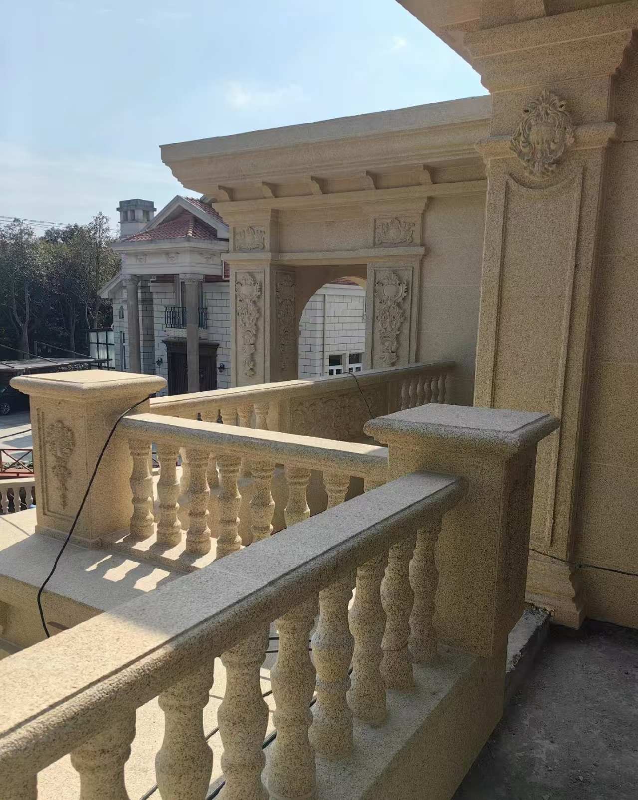 沈阳 黄金麻别墅外墙干挂雕花配合阳台栏杆花瓶柱