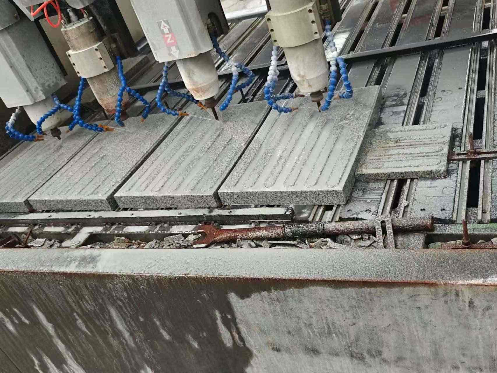 沈阳 芝麻白花岗岩荔枝面盲道雕刻