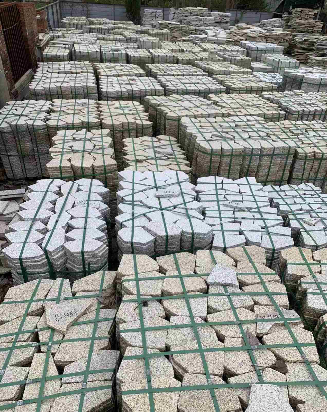 沈阳 黄金麻白麻花岗岩荔枝面地铺石(冰裂纹)