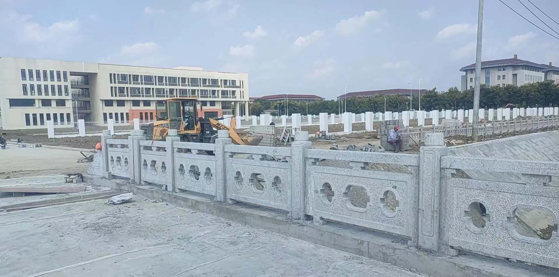 沈阳 白麻花岗岩荔枝面河道栏杆