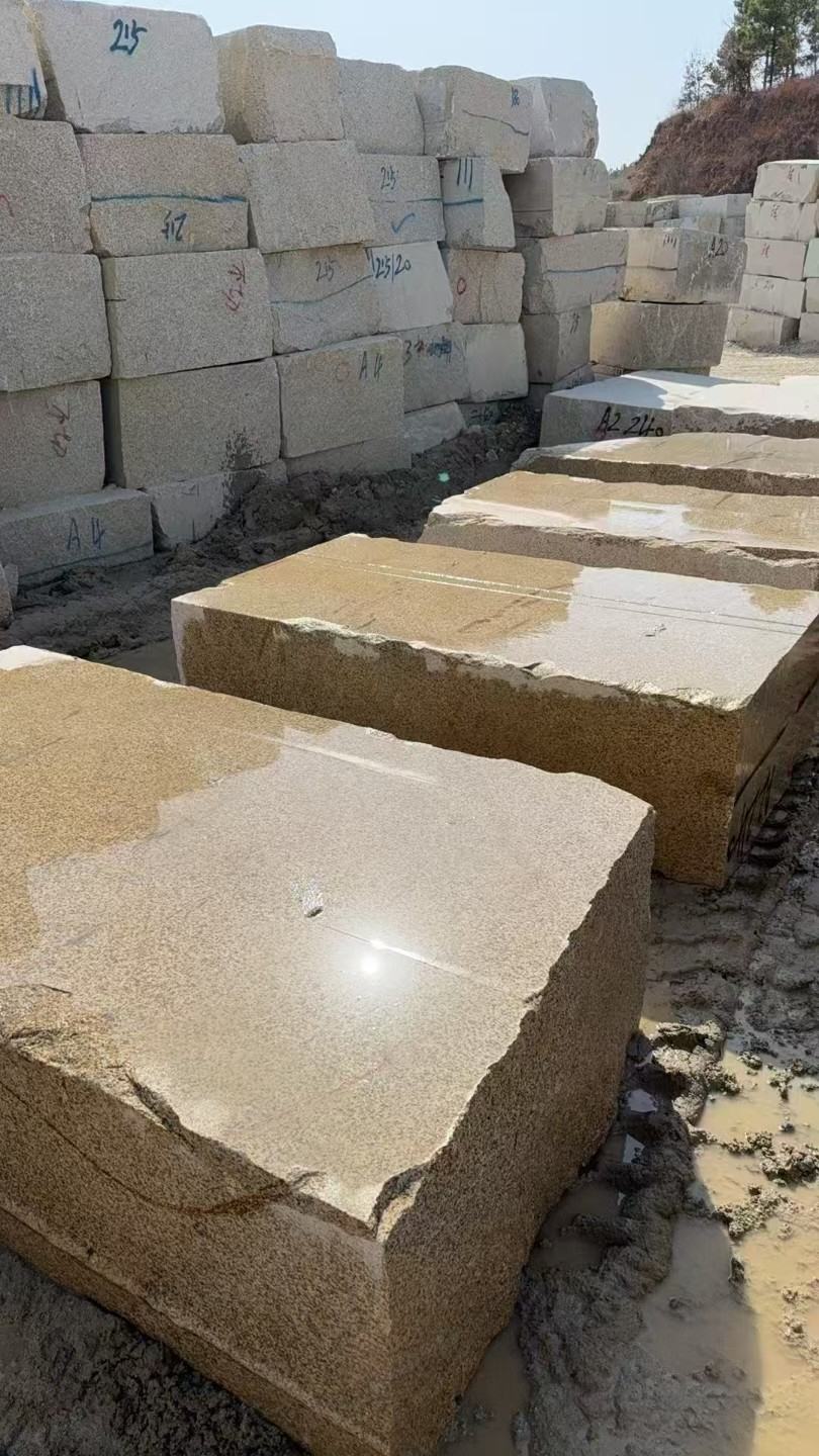 沈阳 黄金麻方料堆场洗料分选中，原材料充足