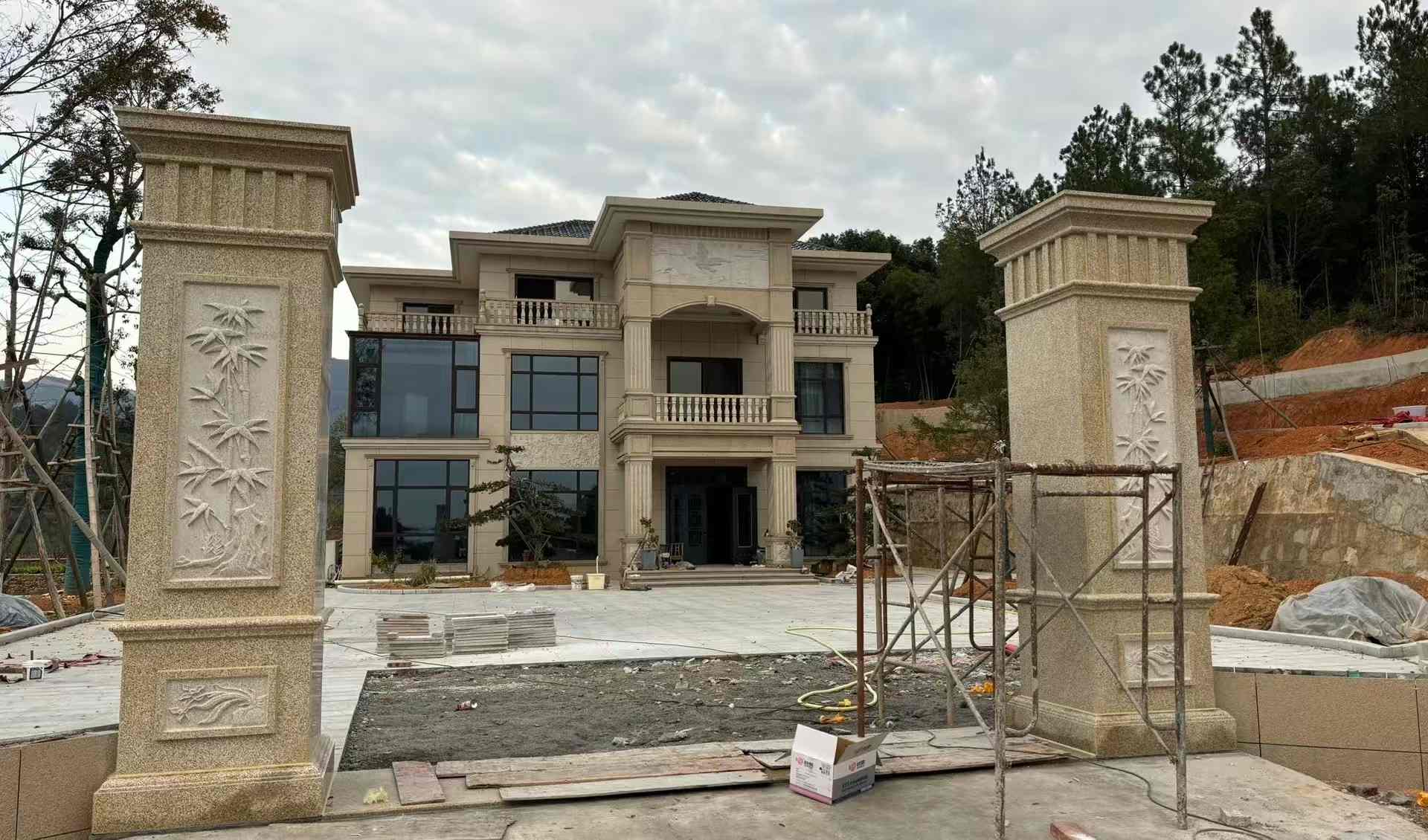 沈阳 黄金麻花岗岩别墅雕花外墙干挂配上门口雕花罗马柱