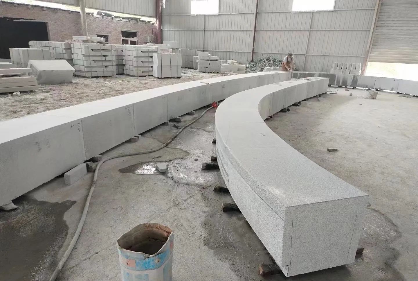 沈阳芝麻白花岗岩石板材 园林光面弧形坐凳