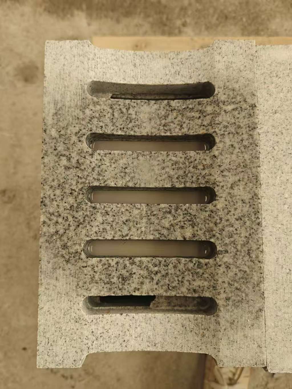 沈阳 芝麻白拉丝面花岗岩U型开槽排水槽