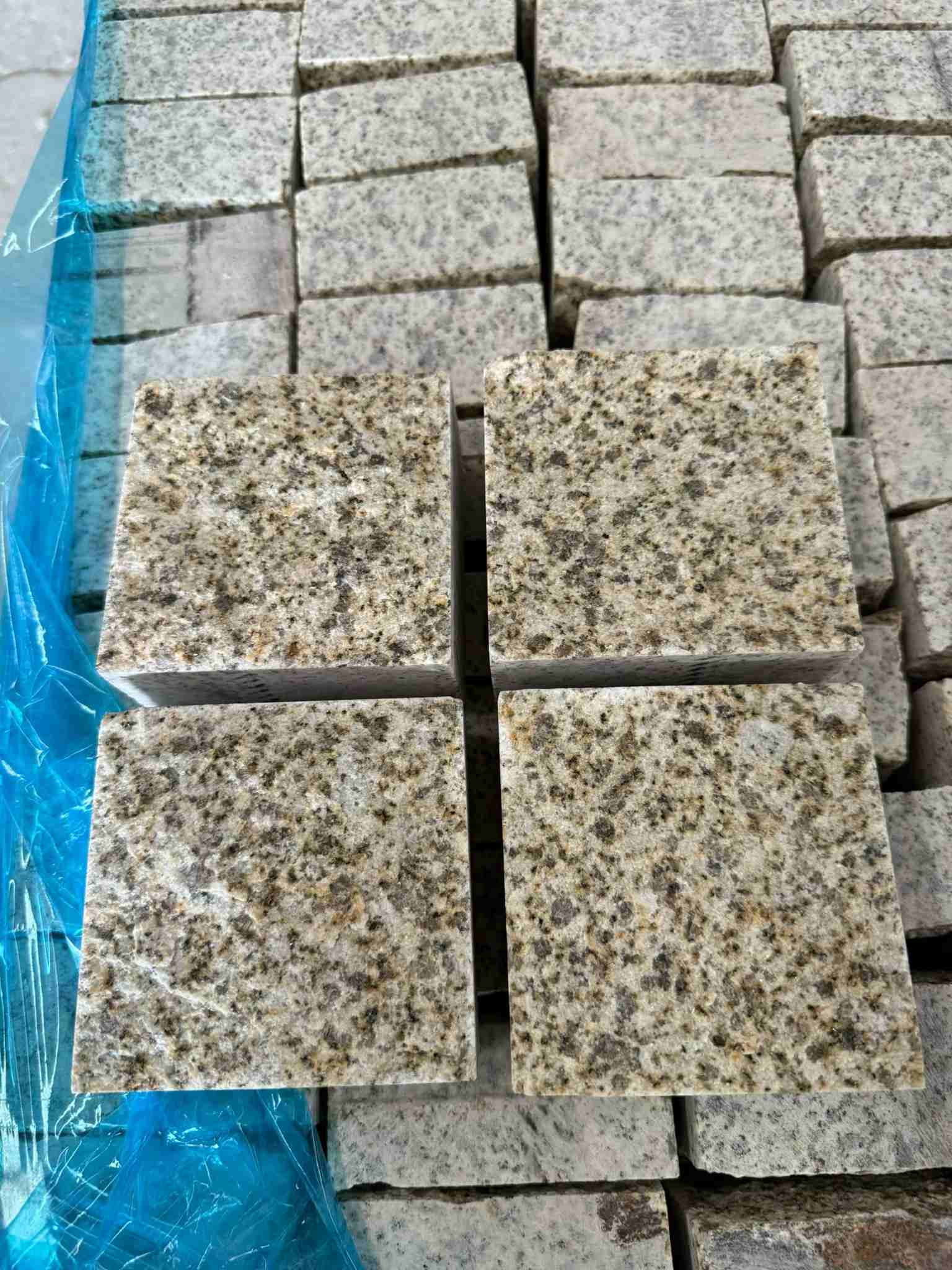 沈阳 黄金麻花岗岩自然面小方块，弹石，马蹄石等