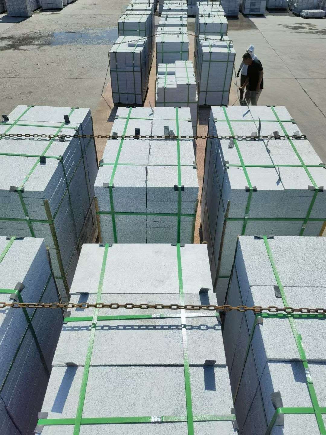 沈阳 芝麻白花岗岩5公分地铺石 花岗岩厂家工厂装车日常