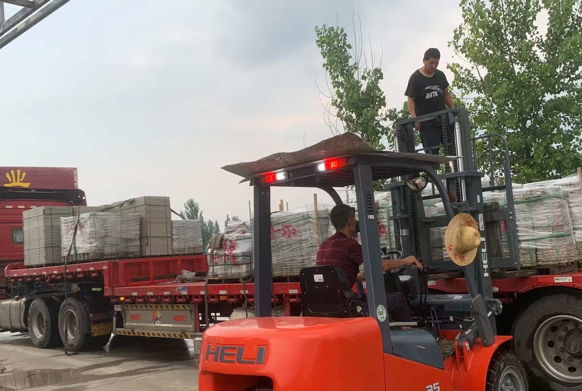 沈阳 黄金麻冰裂纹，地铺石装车