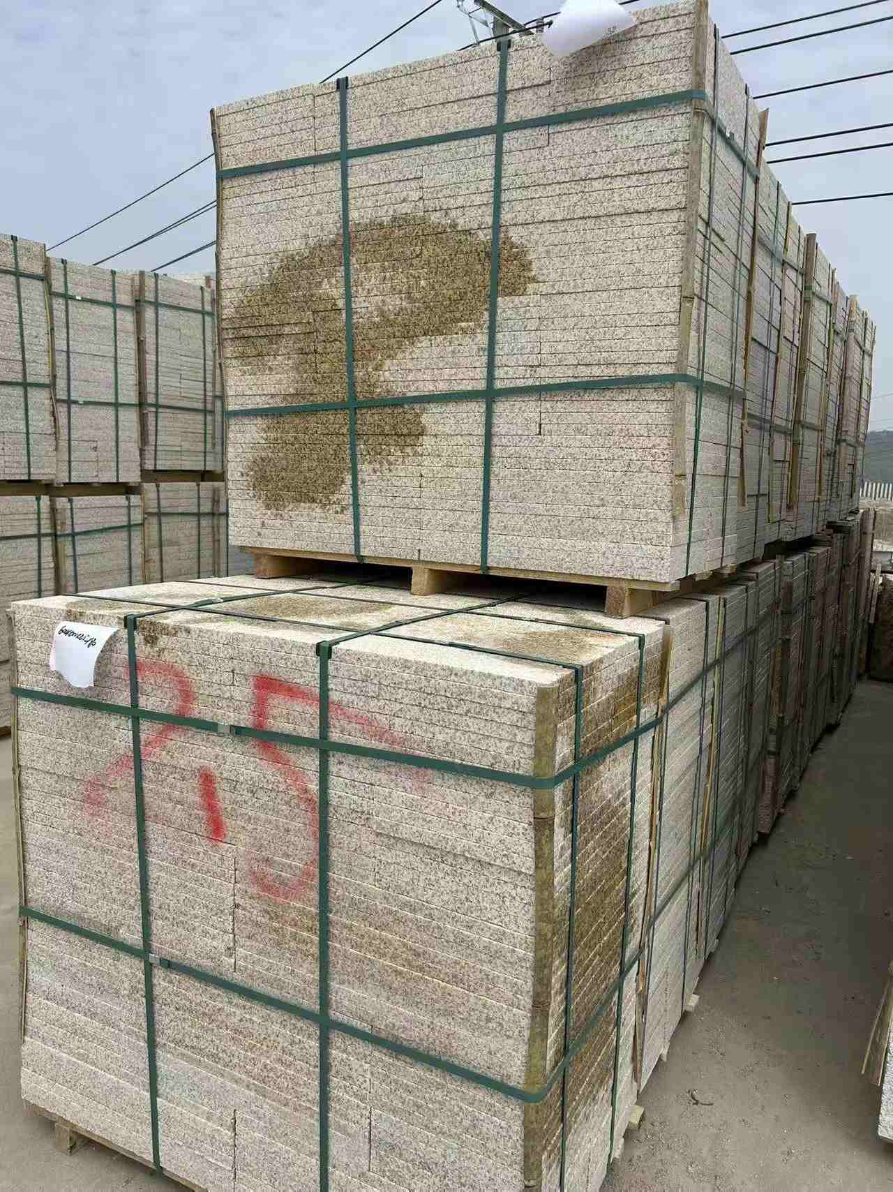 沈阳 黄金麻花岗岩石材荔枝面地铺石2.5*300*600