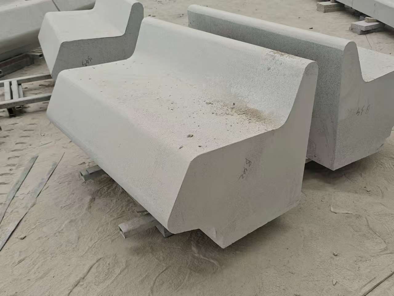 沈阳 芝麻白花岗岩异形坐凳，石凳