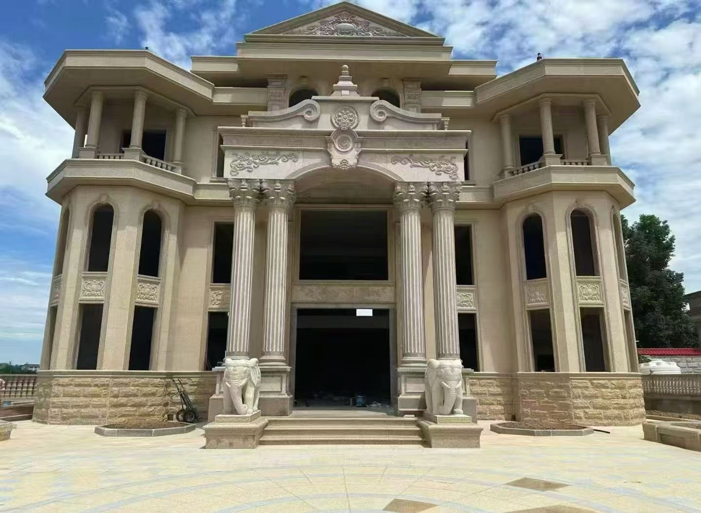 沈阳 黄金麻别墅外墙干挂，大柱，大象，蘑菇石，雕花板